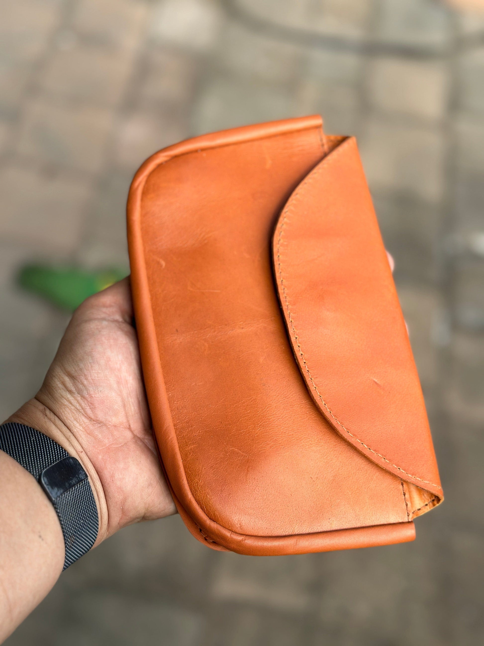 The Real McCaul Purses Phone Holder Pouch for Belt - Horizontal Australian Made Australian Owned Leather Belt Pouch for Phone/Sunglasses Australian Made